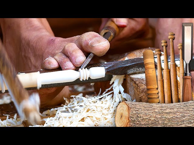 Standing lathe for carving wooden pieces. How this rudimentary technique works