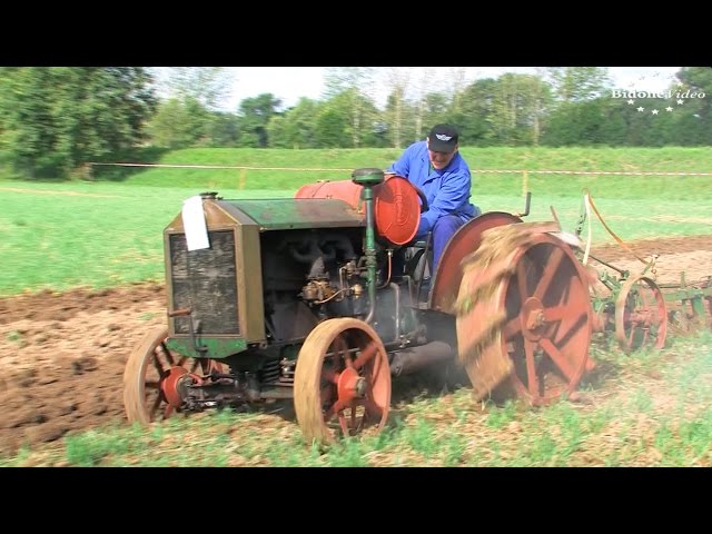 Hanomag WD Traktor pflügt - historic Tractor plowing
