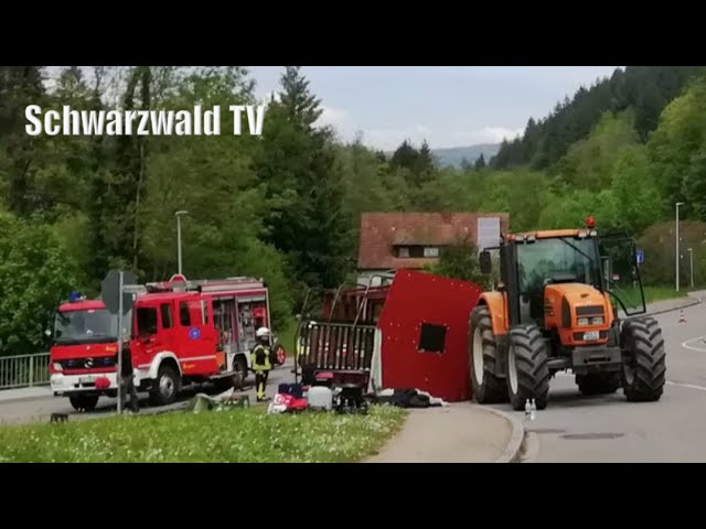 🚨🚒  Schwerer Unfall von Maiwagen-Anhänger in Kandern - Zirka 30 Verletzte [01.05.2024]
