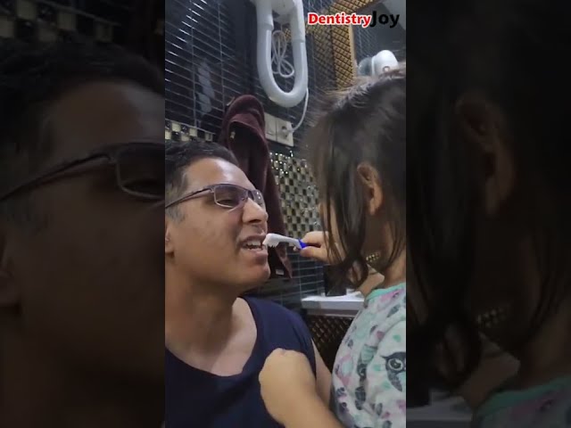 بازی مسواک زدن این دختر کوچولو با باباش | دنبال کرم دندان میگرده!