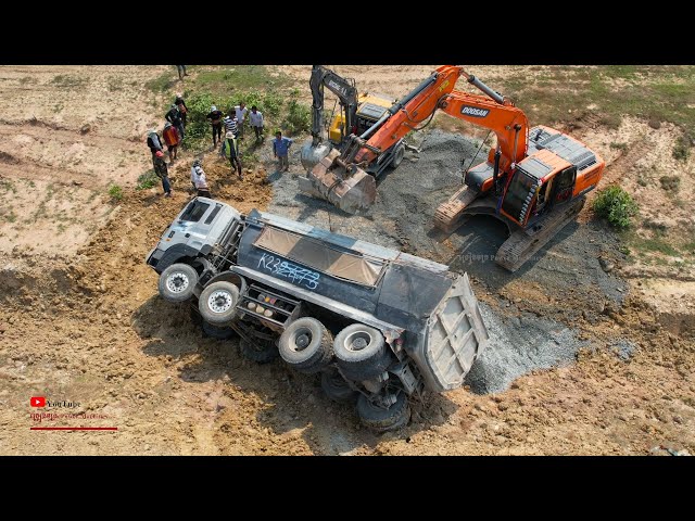 Unexpected​ Dump Truck Gravel Falls Down​ Help Recovery With Baoding BD 105W & DX 220lca Excavator