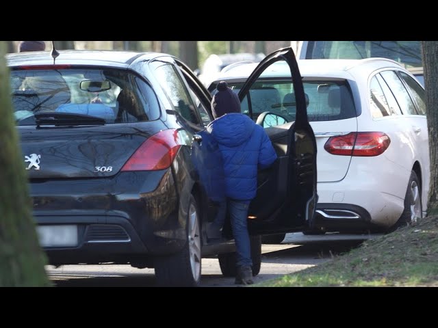 Im Auto zur Schule: Der "Elternbringdienst" | Panorama 3 | NDR