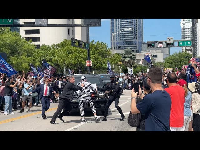 Protester rushes Trump motorcade after leaving federal court in Miami!