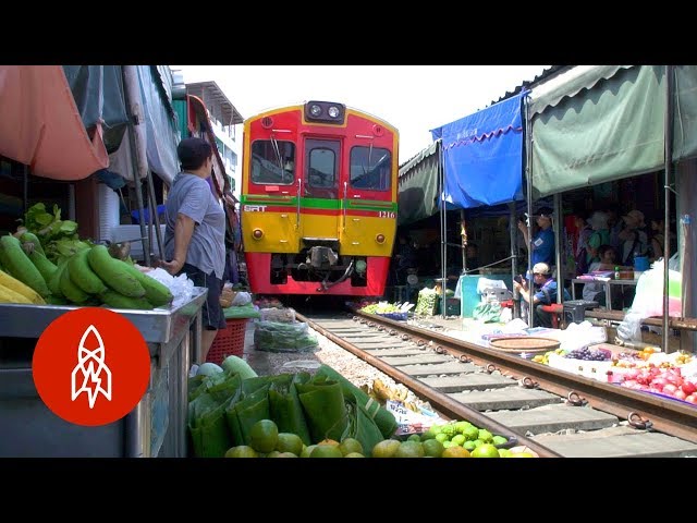 El tren que atraviesa un mercado de Tailandia