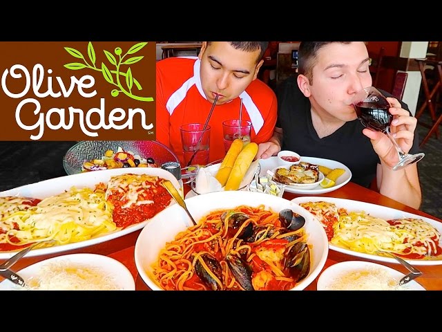 Fettuccine Alfredo Noodles & Mozzarella Chicken Parmesan • Olive Garden • MUKBANG
