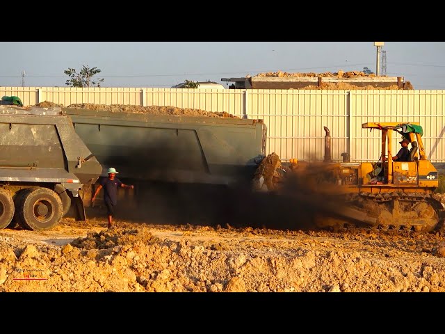 Super Power Machine Bulldozer Pushing Dump Truck Spread Dirt Equipment