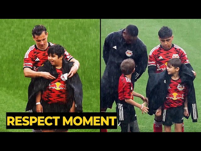 New York Red Bulls players took off their coats and gave them to their mascots | Football News Today