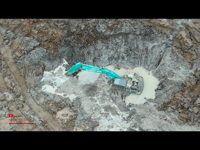 Incredible Excavator Accident Sink Underwater - Kobelco SK200 Fails