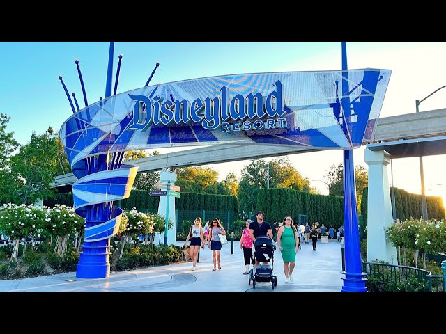 🔴 LIVE Amazing Sunday Night At Disneyland! Fireworks, 2 Parades, New Merch, Updates & More