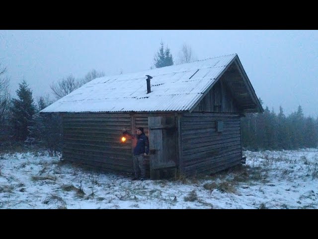 3 days of winter bushcraft in an abandoned forest house that has not been lived in for 25 years.