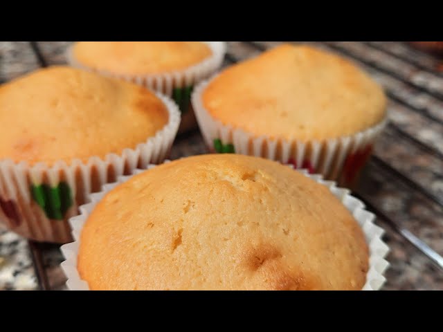 MAKE THESE FLUFFY AND MOIST VANILLA CUPCAKES WITHOUT MIXER