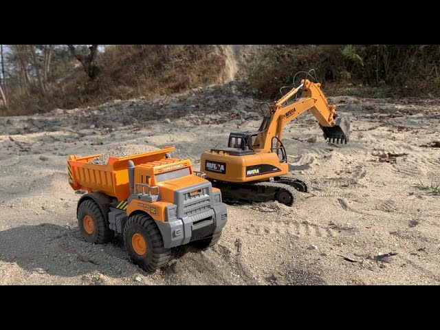 RC Excavator Huina 1550 Loading Sand into Truck | construction vehicle