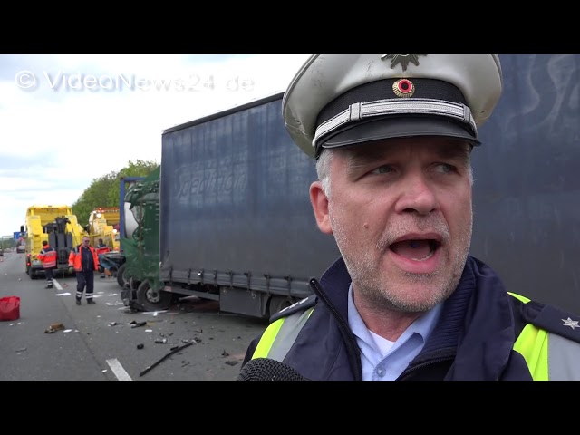 09.05.2017 - VN24 - Schwerer Auffahr-Unfall auf der A2 bei Bergkamen - LKW kracht in Tanklastzug