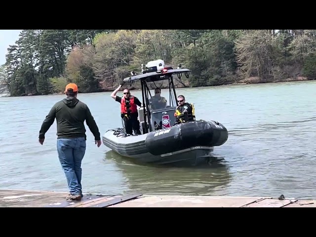Suspect flees police, jumps in lake and swims to island
