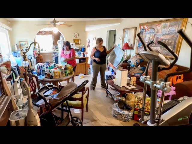 DECLUTTERING MY SISTER'S CRAZY MESSY LIVING ROOM! I'm shocked she's ready to declutter 😱 (Ep. 1)