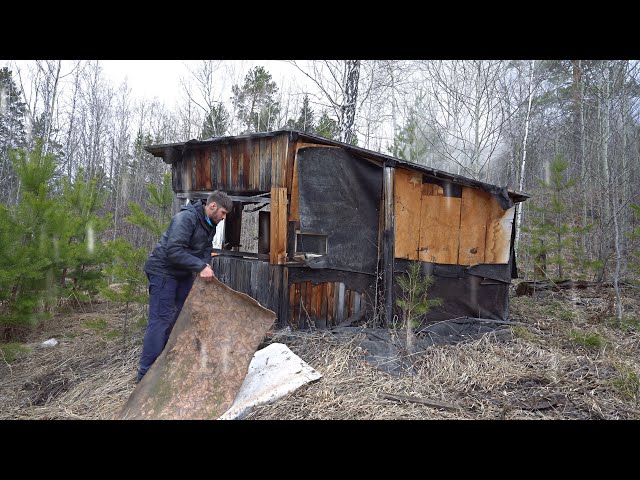 The man found an old house in the forest and began reconstruction