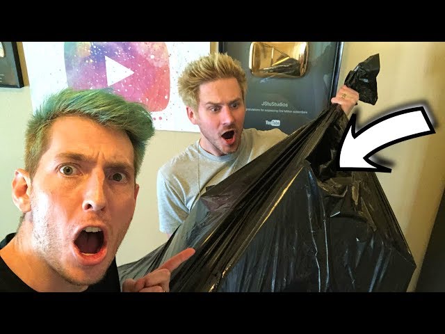 WHAT'S INSIDE THIS BAG?!