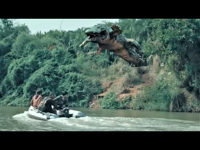 The giant crocodile chased after several people, and the guy escaped to the limit!