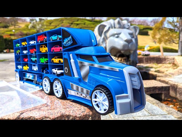 20 types of Tomica (minicars), luggage cars, and a very large blue truck!