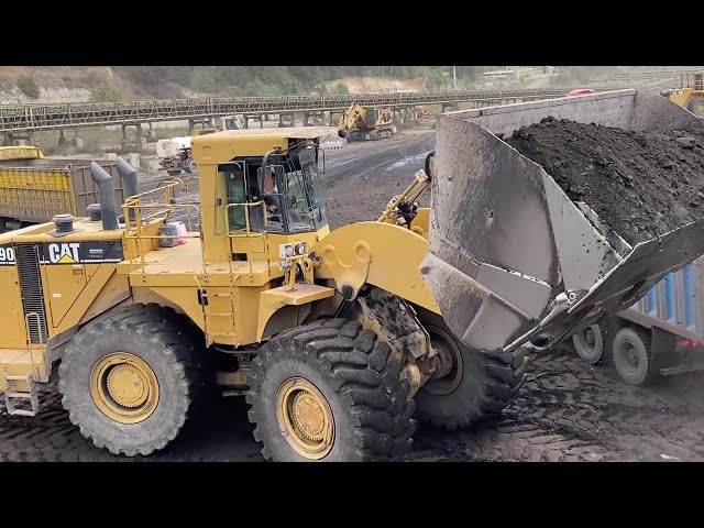 Caterpillar 990 Wheel Loader Loading Coal On Trucks With Two Passes - Ektor Epe
