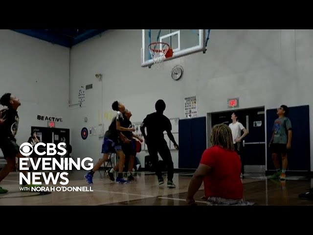 Teen born without legs inspires on the basketball court