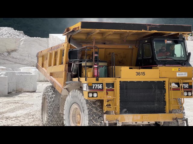 Cat 992C Unloading Huge Marble Blocks From Caterpillar 775D And 775E Dumpers - Birros Marble - 4k