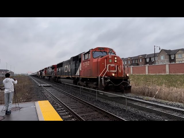CN U714 with a amazing lash up and railfaning with @Friendlyneighbourhoodrailfan