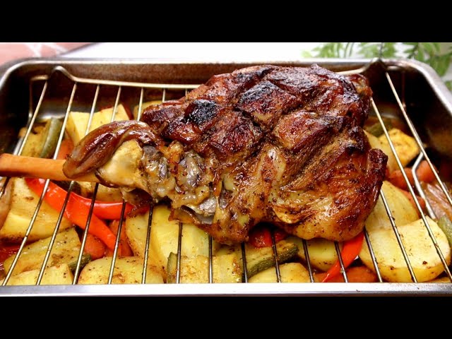 Cooking leg of lamb with rice in an amazing and easy way! Great recipe for a holiday feast 💫