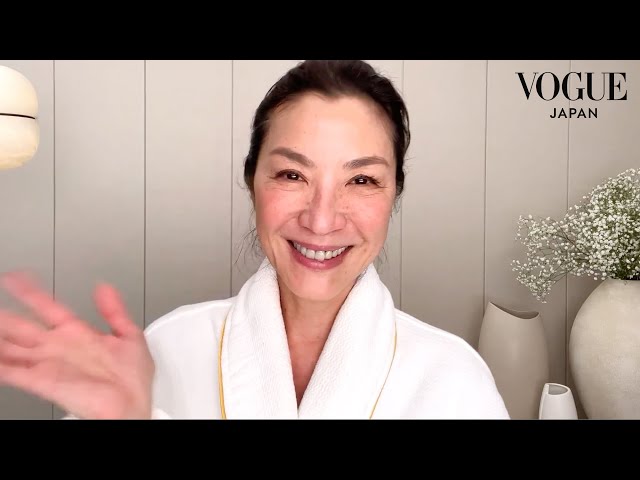 ミシェル・ヨーの輪郭と肌質を整えるスキンケア！内面から育てる美しさについて。| Beauty Secrets | VOGUE JAPAN