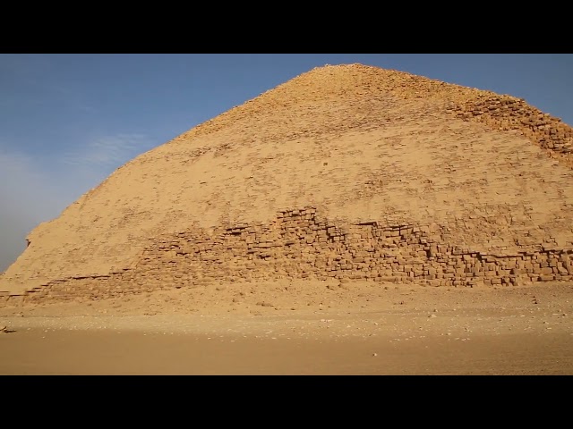 Hinter der "Knickpyramide" in Dashur 2019
