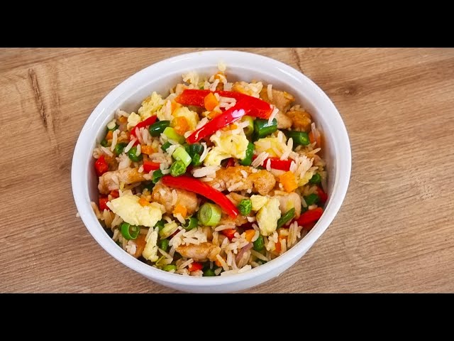 Gebratener Reis mit Gemüse und extra gebratene Hähnchenstücke-Chicken Fried Rice wie vom Asia Imbiss