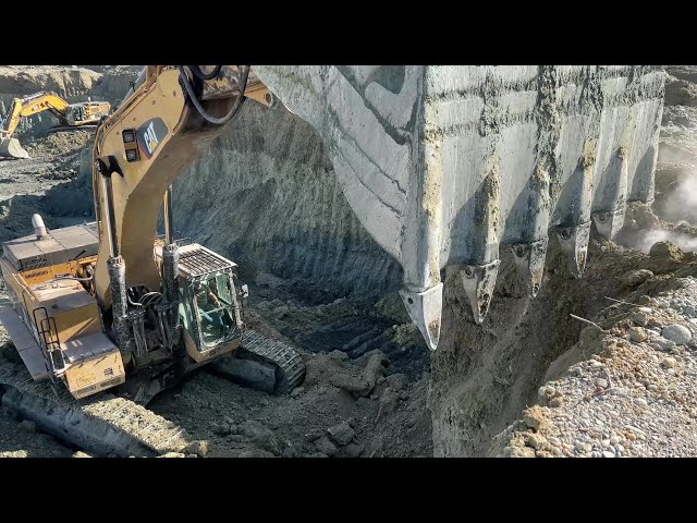 Caterpillar & Terex Excavators Working On Construction & Mines - Mega Machines Movie - 4k