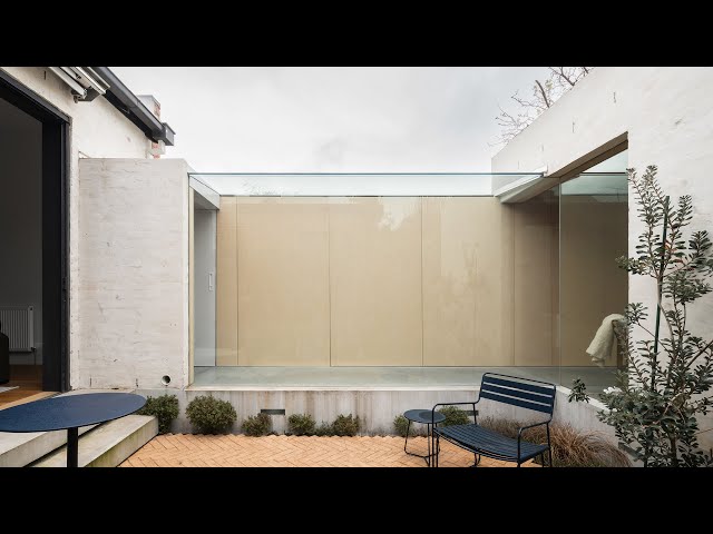 How An Architect Connected Their Minimalist Extension With a Glass Link