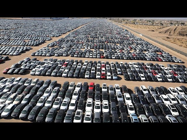Hàng ngàn chiếc xe mới để không dưới nắng mưa