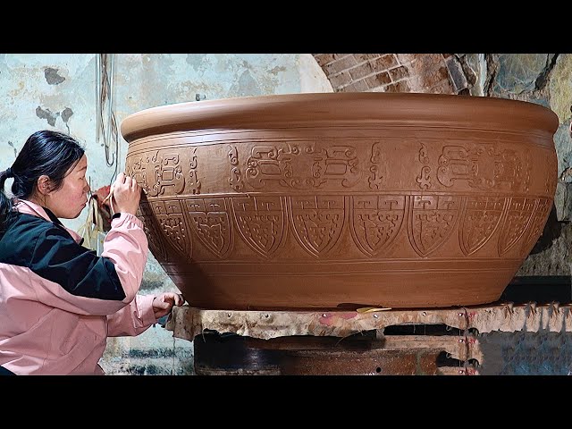 The process of Chinese craftsmen making huge black pottery fish pots