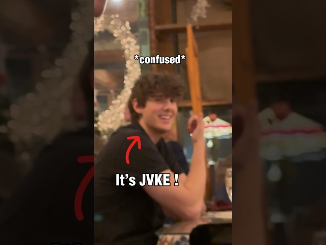 JVKE sings ‘this is what autumn feels like’ in a restaurant.. vid creds: @emiliopiano.official
