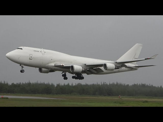 Boeing 747 - Stormy Landing & Takeoff