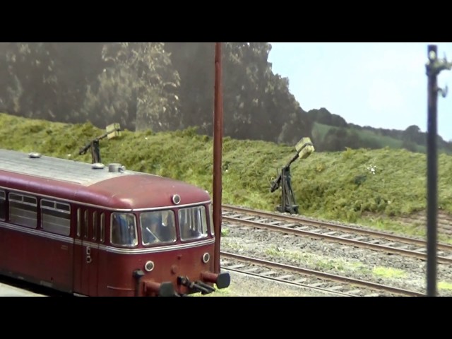 Modellbahn H0 Realistik pur: "Roter Brummer" trifft V100 Nahverkehrszug