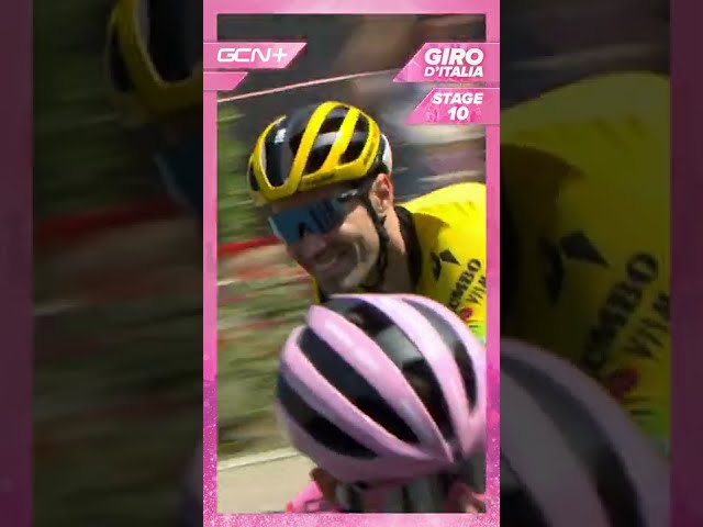 Risate al Giro: Dumoulin finge di lanciare una borraccia alla Maglia Rosa Lopez #SHORTS