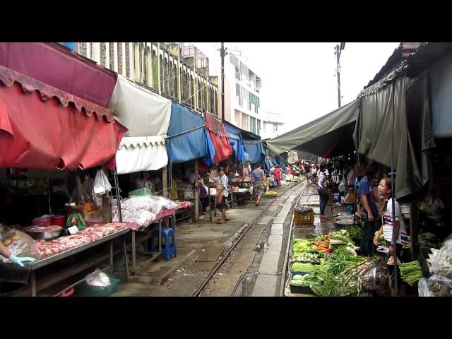 Thailand; Zug fährt mittendurch Markt Mae-Klong bei Amphawa/Thailand
