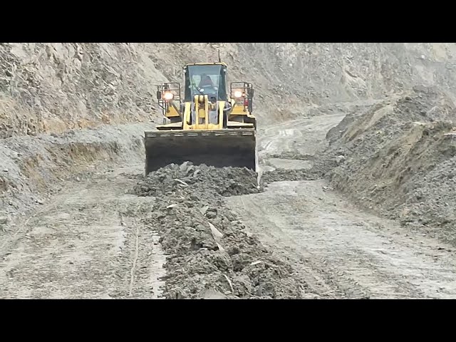 Komatsu Team Grader and Loader Cleaning a Muddy Mining Road Before and After Awesome Machines