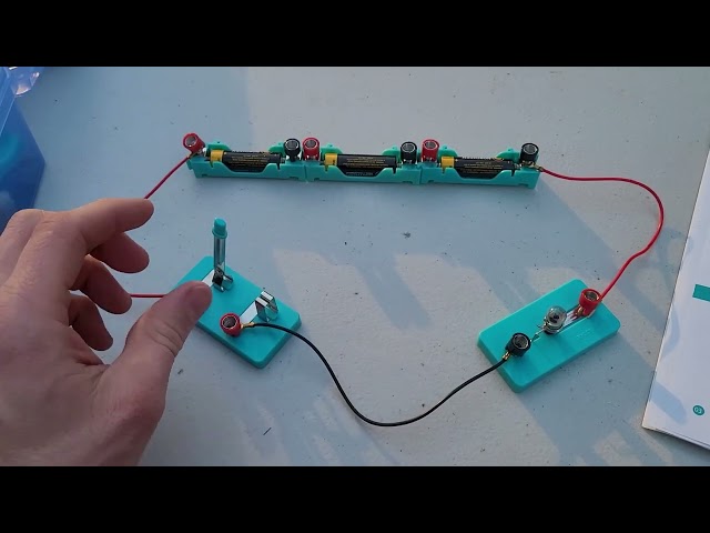 001 Building an electrical circuit with a bulb and AA battery