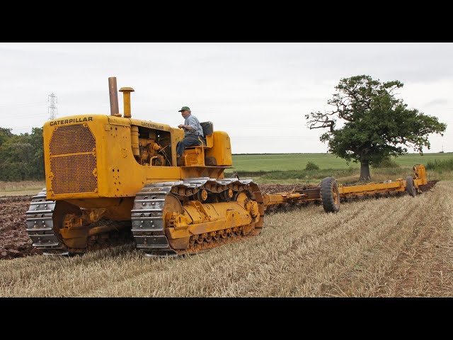 Massive 1958 Caterpillar D9D 18A ploughing with 17-furrow conventional plough | Steel Tracks at Work
