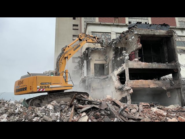Liebherr 934 With Concrete Pulverizer Demolishes A Building - Sotiriadis/Labrianidis Demolitions -4k