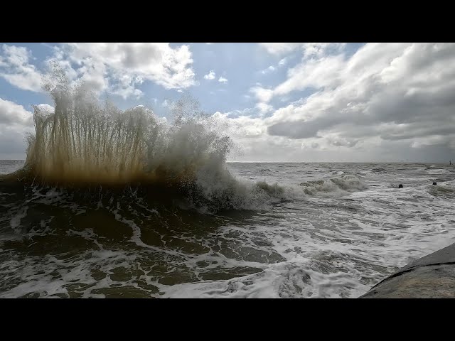 Walton Walk - 2024-04-21 - Fierce winds make big waves! [4K]