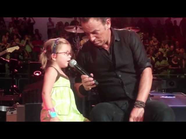 Bruce Springsteen - 4yr old sings Waitin on a Sunny Day - Los Angeles 4/27/12