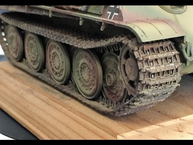 Painting and weathering 1/35 scale model tank tracks