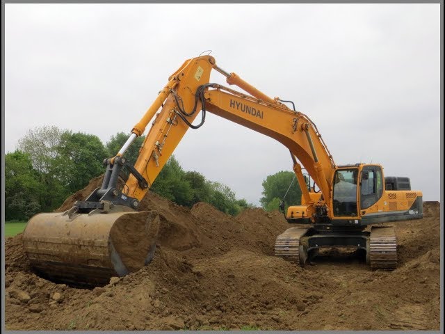 Hyundai 480LC-9A räumt Humus für Pipeline ab / Hyundai excavator stripping topsoil
