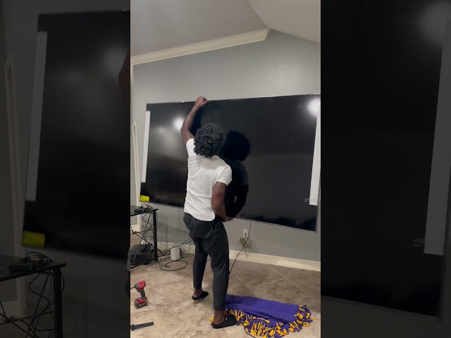 How to hang an 86” Tv by yourself 😅 #reels #tvmounting #fyp #goat