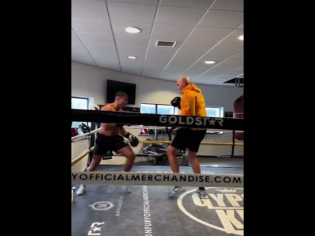 TYSON FURY SPARRING HIS BROTHER TOMMY FURY! 🥊